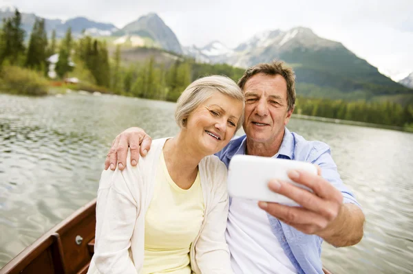 Casal tirando selfie — Fotografia de Stock