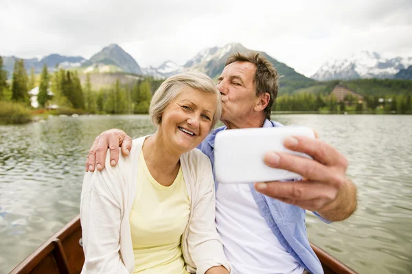 Pár přijetí selfie — Stock fotografie