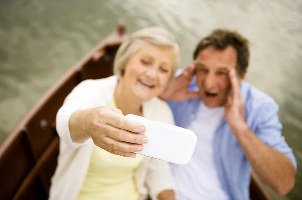 Couple taking selfie — Stock Photo, Image