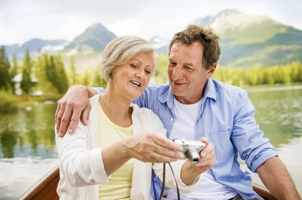 Senior koppel op boot — Stockfoto