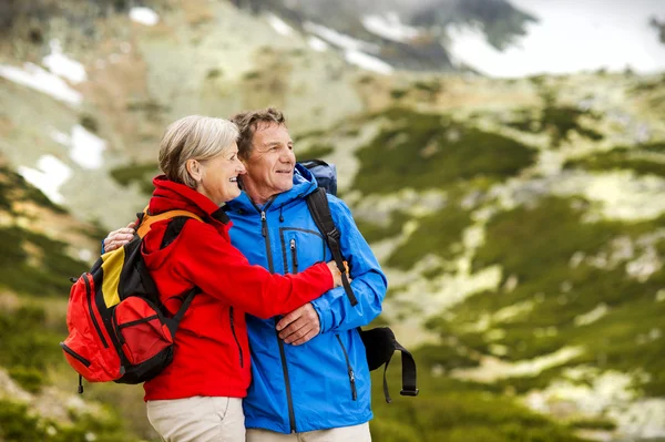 Senior couple hiking at mountains — Stock Photo, Image