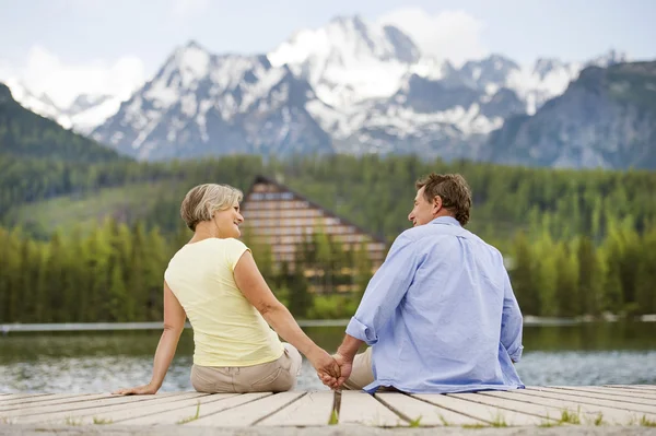 桟橋に座っている年配のカップル — ストック写真