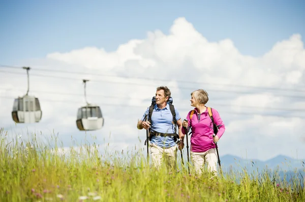 Couple hiking under cableway — Stock Photo, Image