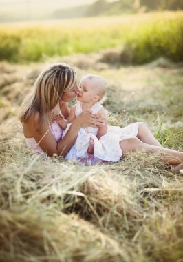 Anne kızını kucaklıyor.