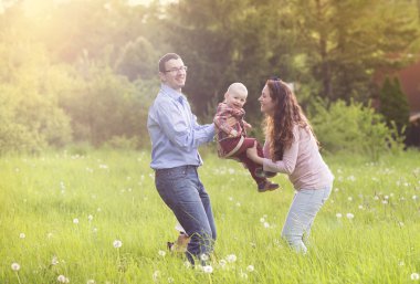 ailenin oğlu ile oynama