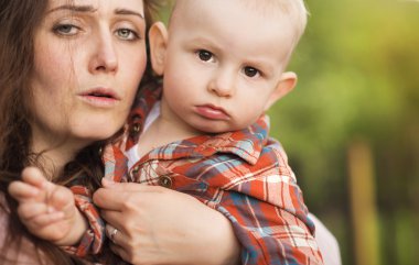 ağlayan çocuk ile anne