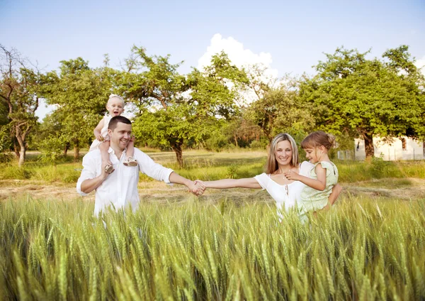 Familie tijd doorbrengen — Stockfoto