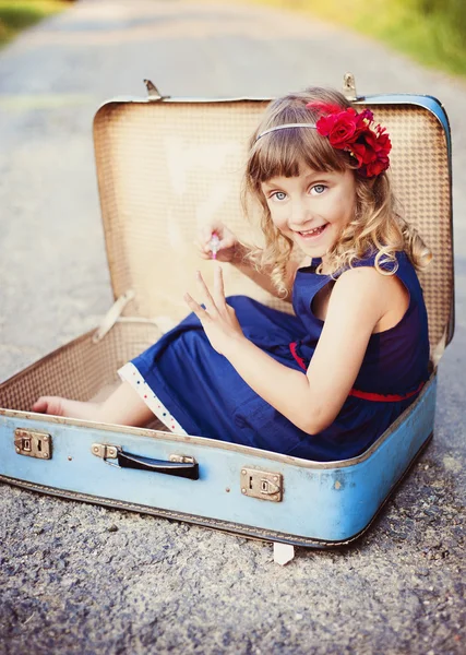 Fille dans une vieille valise — Photo