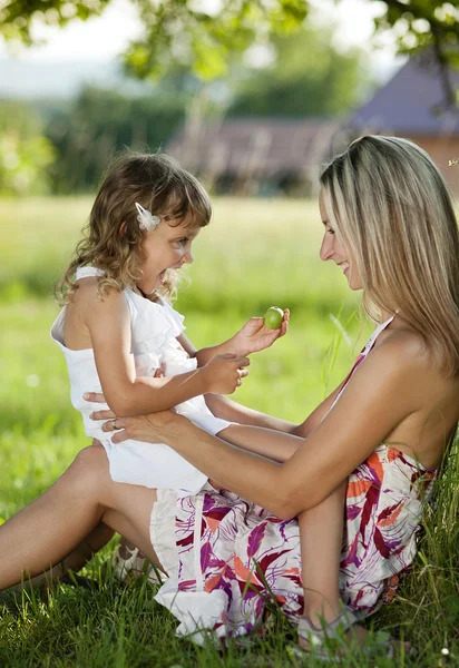 Madre e hija pequeña —  Fotos de Stock