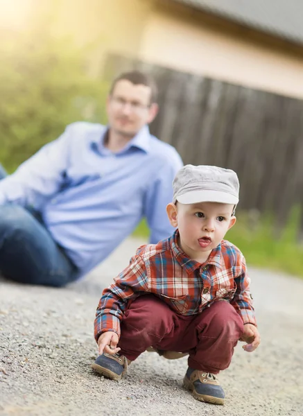 Jongen spelen met papa — Stockfoto