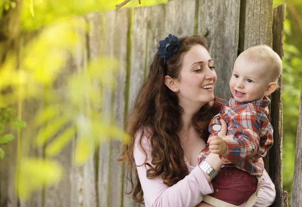 Moeder met plezier met zoon — Stockfoto