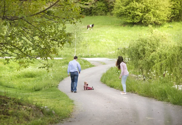 Familia jugando con hijo — Foto de Stock