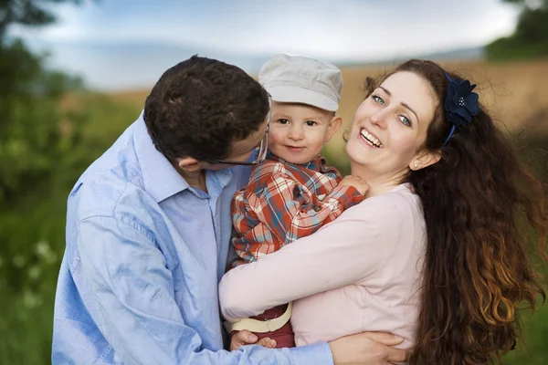 Familie spielt mit Sohn — Stockfoto