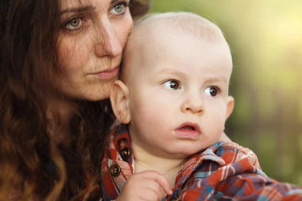 Płacz chłopiec z matka — Zdjęcie stockowe