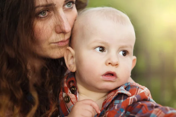 Chico llorando con madre — Foto de Stock