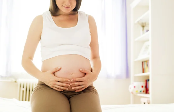 Donna incinta tenendo la pancia — Foto Stock
