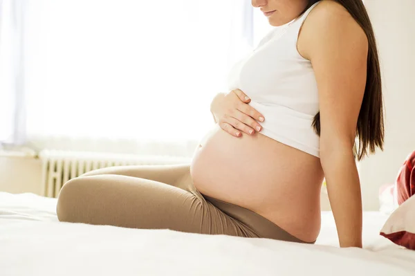 Mulher grávida segurando sua barriga — Fotografia de Stock