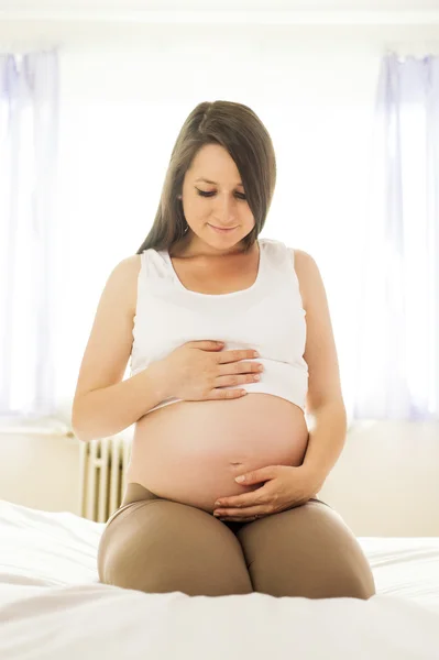 Embarazada sosteniendo su vientre — Foto de Stock