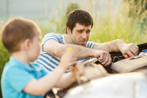 Padre con hijo reparar coche — Foto de Stock