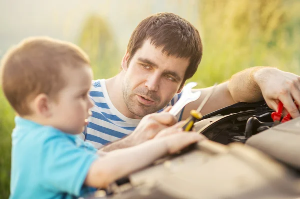 Father with son repairing car — Stock Photo, Image