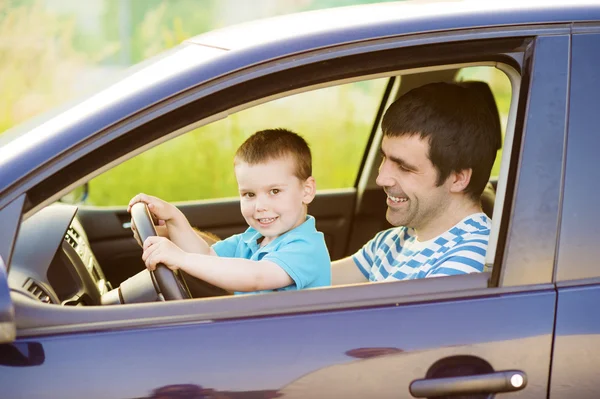 Padre con hijo conduciendo coche — Foto de Stock