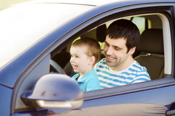 Padre con hijo conduciendo coche —  Fotos de Stock