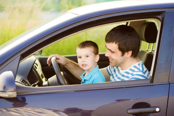 Otec se synem řídit auto — Stock fotografie