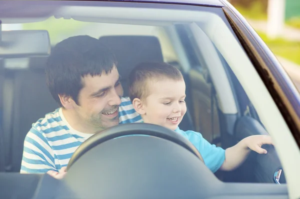 Padre con figlio guida auto — Foto Stock