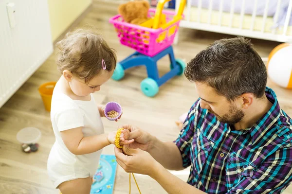 Vater und Tochter spielen — Stockfoto