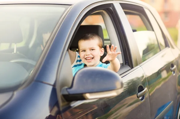 Padre con hijo conduciendo coche —  Fotos de Stock