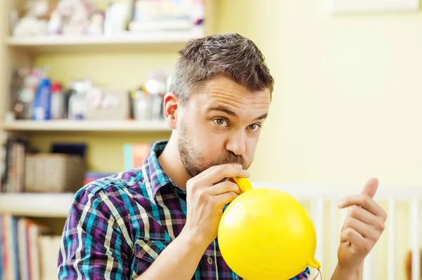 Baba, balon şişirme — Stok fotoğraf