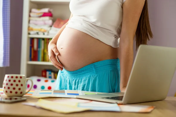 Mujer en casa oficina — Foto de Stock