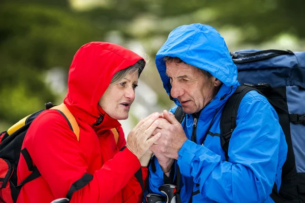 Tourist couple feel cold — Stock Photo, Image