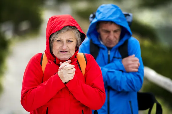 Touristenpaar fühlt sich kalt — Stockfoto