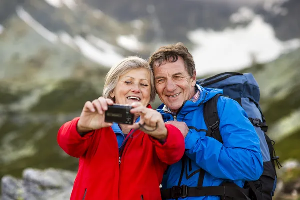 Pareja turística en las montañas — Foto de Stock