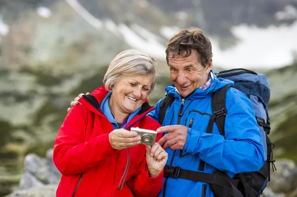 Tourist couple at mountains — Stock Photo, Image