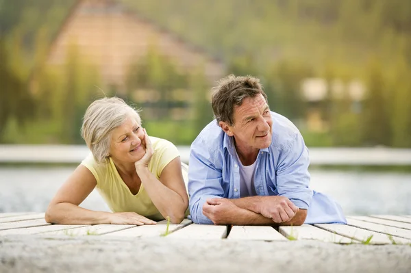 Äldre par att ha kul på piren — Stockfoto