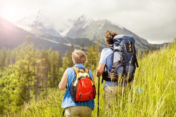 Tourist couple at mountains — Stock Photo, Image