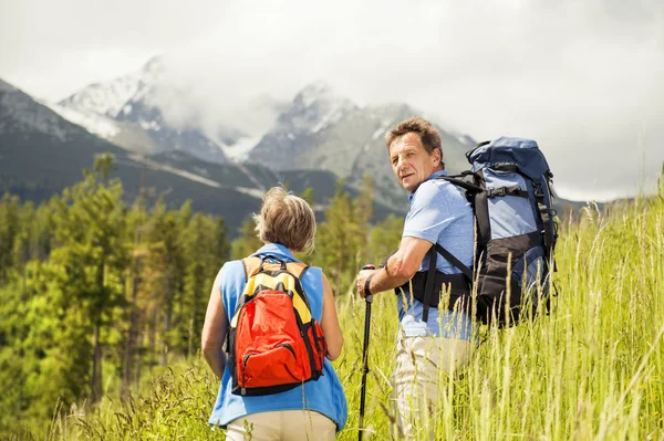 Tourist couple at mountains — Stock Photo, Image