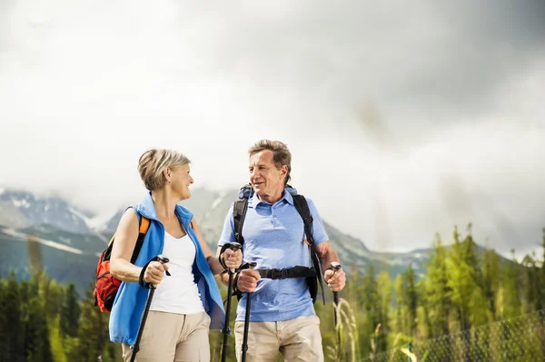 Tourist couple at mountains — Stock Photo, Image