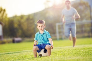 Baba ile oğul futbol oynayan