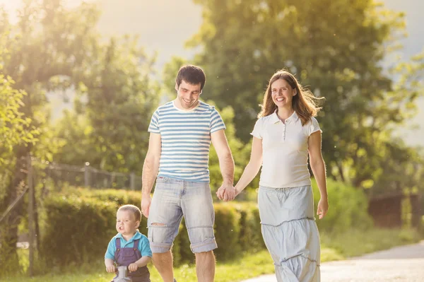 Familj i solig park — Stockfoto