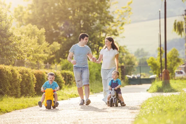 Familie im sonnigen Park — Stockfoto