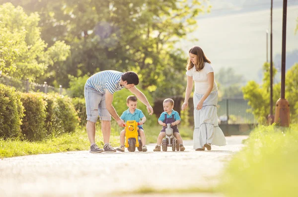 Family in sunny park — Stock Photo, Image