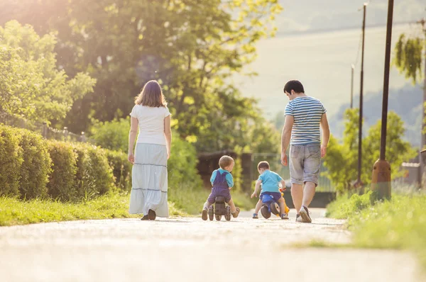 Familie in zonnige park — Stockfoto