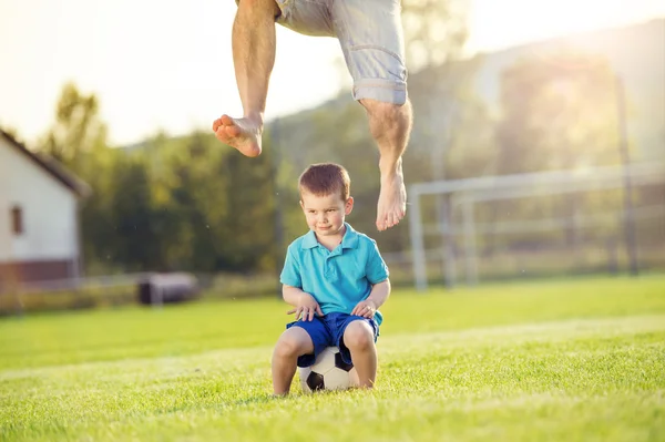 Baba ile oğul futbol oynayan — Stok fotoğraf