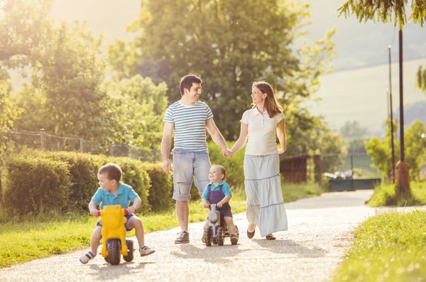 Family in sunny park — Stock Photo, Image