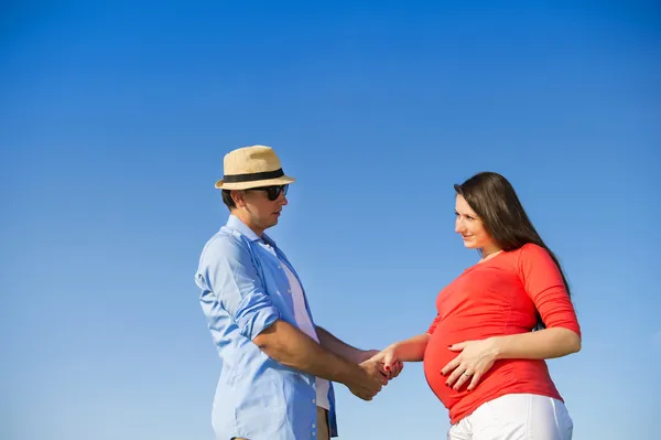 Pareja embarazada con cielo azul — Foto de Stock