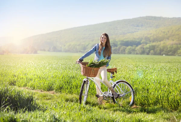 Chica con bicicleta en el campo —  Fotos de Stock