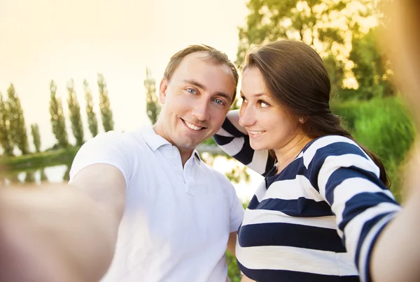 Pár figyelembe selfie — Stock Fotó